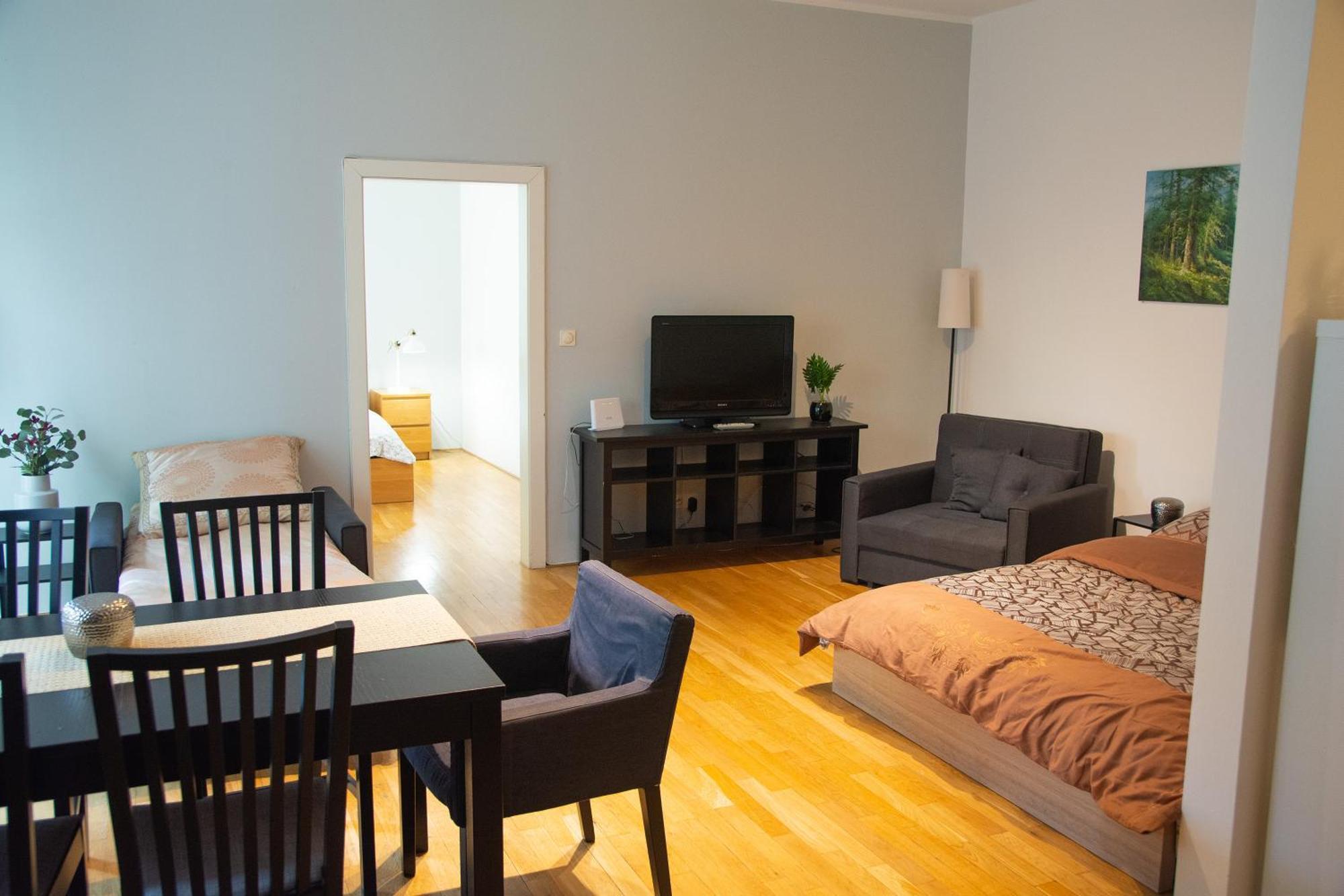 City Centre Garden Apartment With Parking — Photos 1